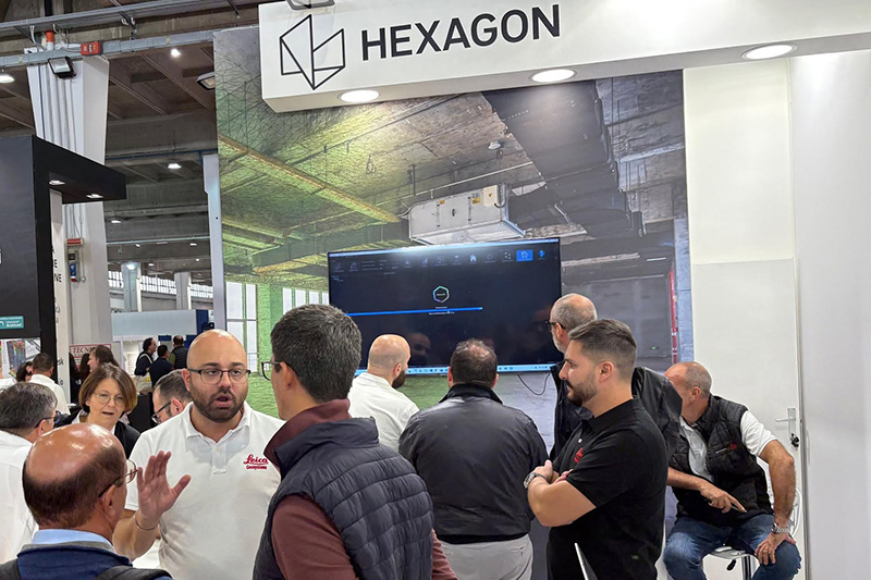 Pubblico allo stand Leica Geosystems durante una presentazione in fiera