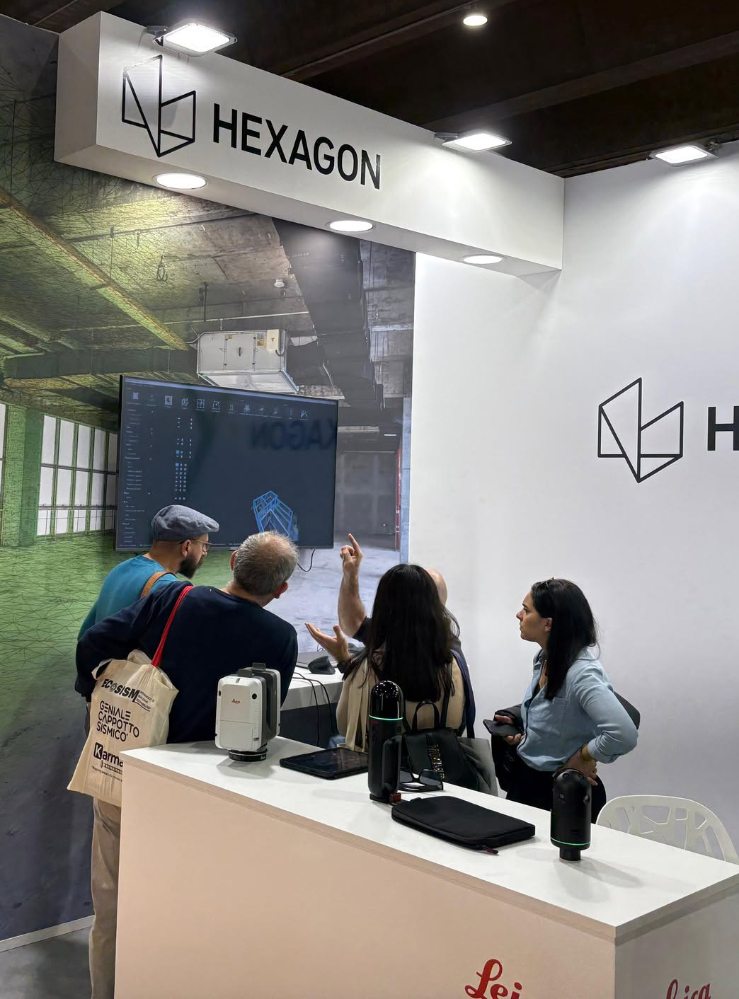 Visitatori al banco dello stand Hexagon | Leica Geosystems in fiera