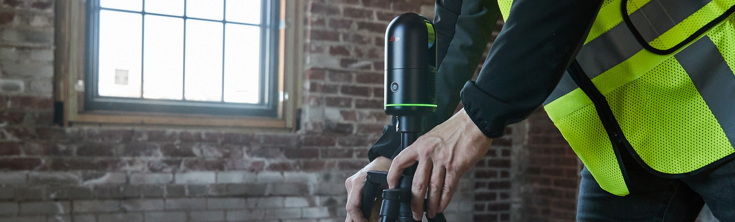 Leica BLK360 in uso su treppiede durante un rilievo in cantiere