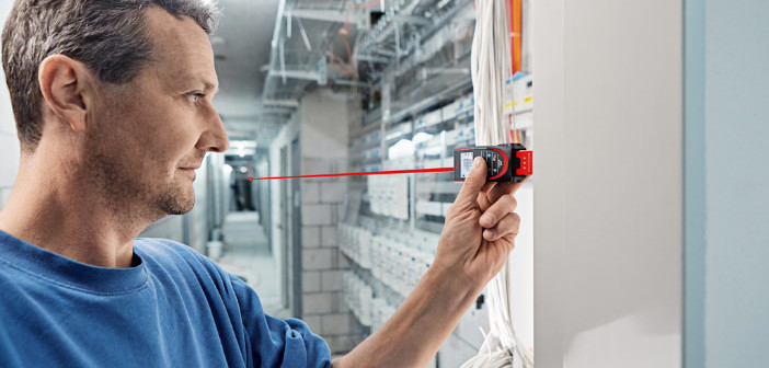 Leica DISTO D2 utilizzato per misurare le distanze all'interno di un quadro elettrico