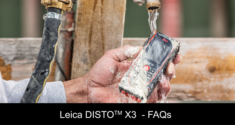 Leica DISTO X3 lavato sotto un getto d'acqua per dimostrare la protezione IP65