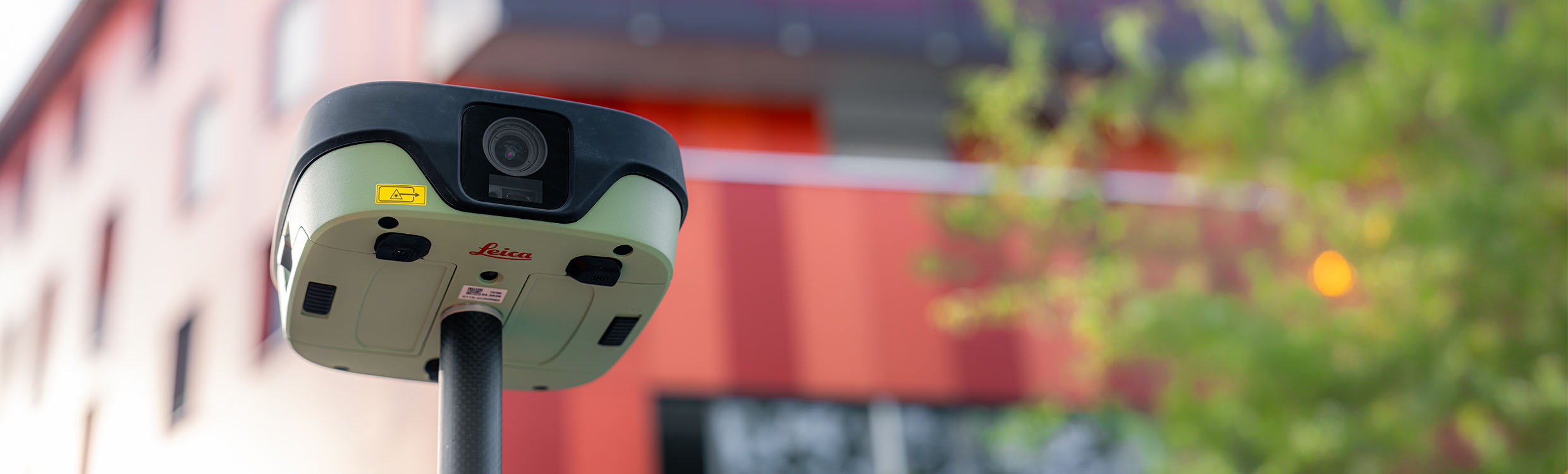 Leica GS11 su palina in ambiente urbano, fotocamera frontale e laser integrato in evidenza