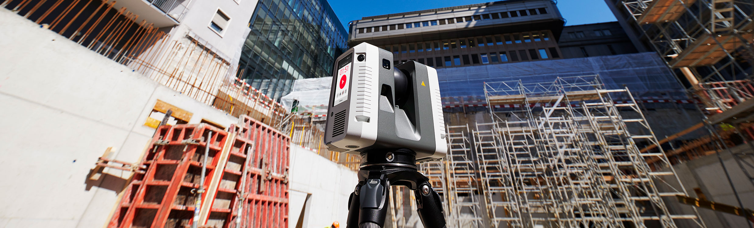 Leica RTC360 su treppiede durante un rilievo in un cantiere urbano